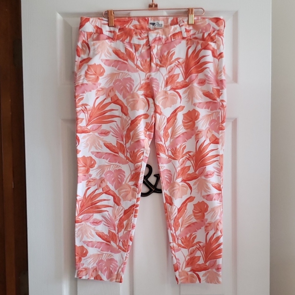 Loved Old Navy Pixie capri floral salmon pants